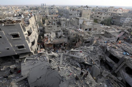 這是12月7日在加沙地帶中部努賽賴特難民營(yíng)拍攝的遭以軍轟炸后的建筑廢墟。新華社發(fā)（里澤克·阿卜杜勒賈瓦德攝）