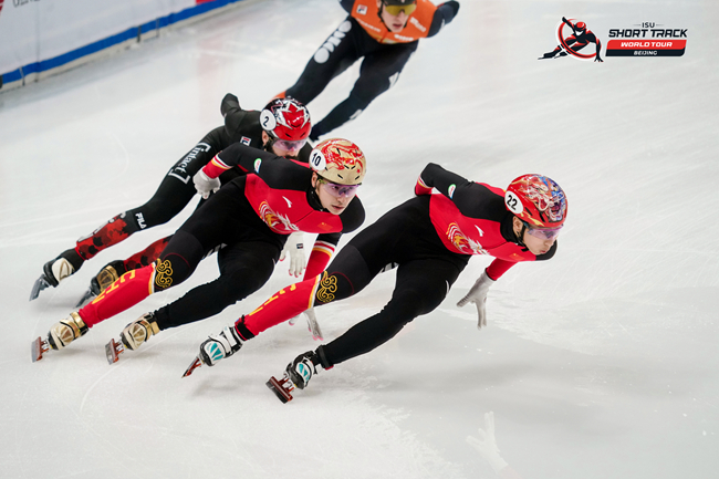 中國選手孫龍(右一)、劉少昂(右二)在比賽中。賽事組委會供圖