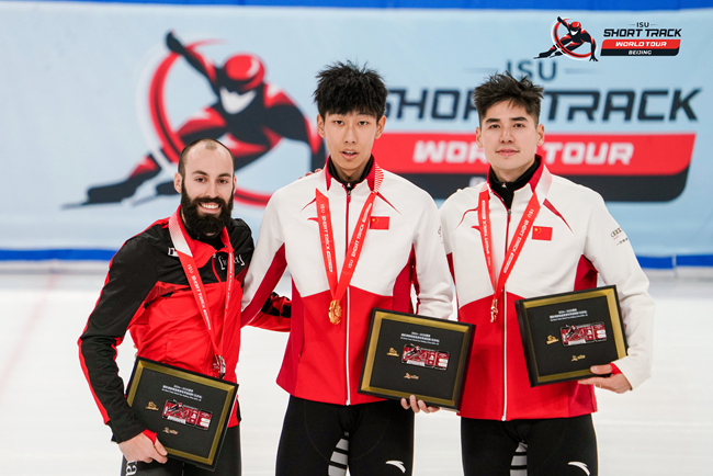 男子500米頒獎儀式，中國選手孫龍(中)奪得冠軍，加拿大選手杜博伊斯(左)獲得亞軍，中國選手劉少昂獲得季軍。賽事組委會供圖