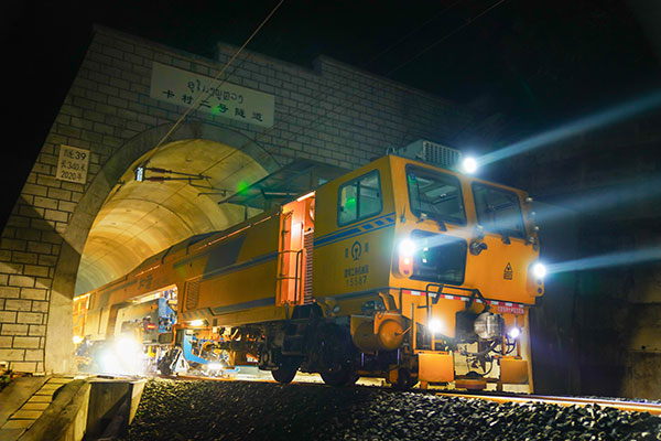 中老鐵路瑯勃拉邦維保管理中心的中老員工共同作業(yè)。周星攝