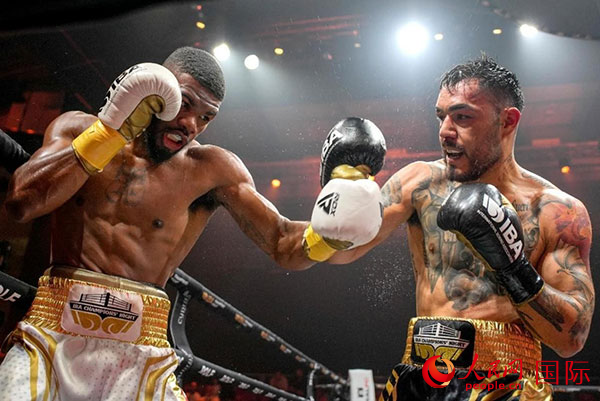 來自剛果民主共和國(guó)的帕特里克·穆卡拉（右）獲得了非洲80公斤級(jí)冠軍。人民網(wǎng) 塔里克·易卜拉欣攝