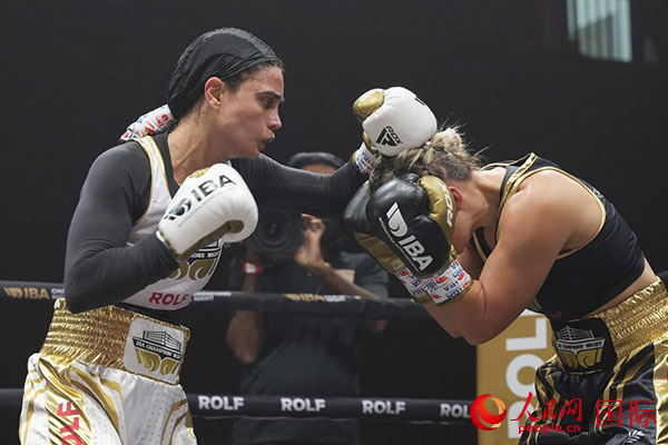 來自伊朗和羅馬尼亞的女選手進(jìn)行了墊場(chǎng)賽。人民網(wǎng) 塔里克·易卜拉欣攝