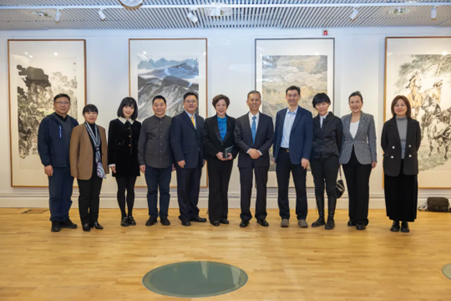 中國(guó)駐瑞典大使崔愛民與畫展主辦方人員合影。中國(guó)駐瑞典大使館供圖