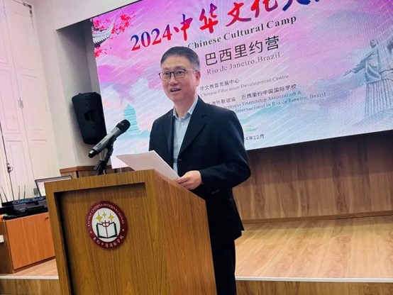 里約中國(guó)國(guó)際學(xué)校代董事長(zhǎng)尹霄敏在閉營(yíng)儀式上致辭?；顒?dòng)主辦方供圖