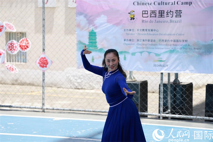 蒙古族舞蹈《熱土》表現(xiàn)出草原兒女的熱情與活力。人民網(wǎng)記者 陳海琪攝