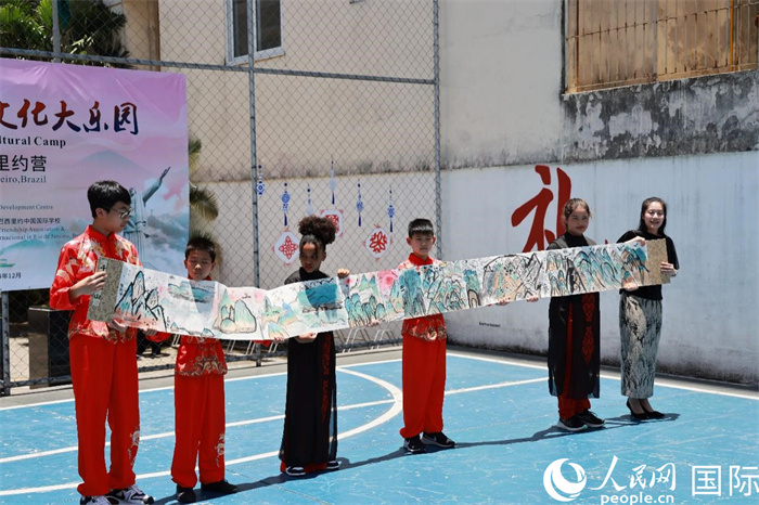 《一書(shū)一畫(huà)》展現(xiàn)了小營(yíng)員們的繪畫(huà)技巧。人民網(wǎng)記者 陳海琪攝