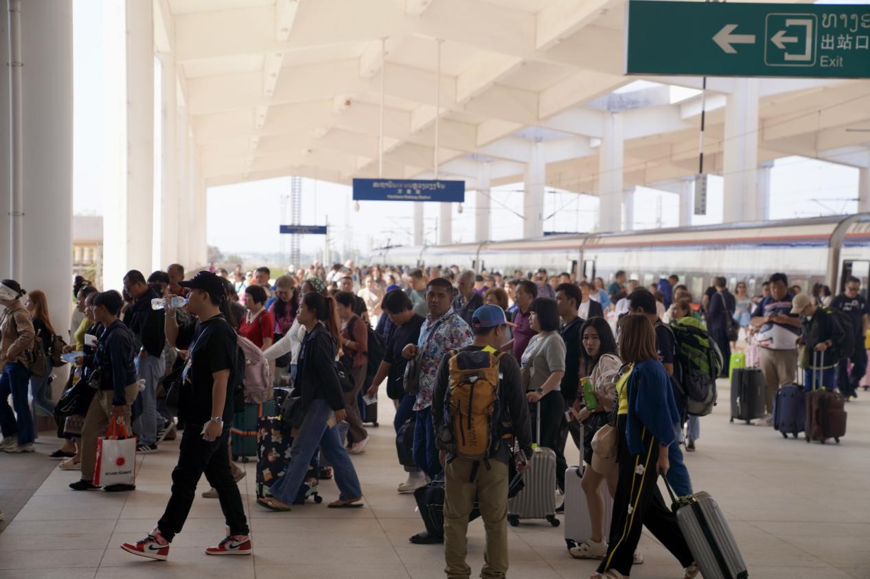在中老鐵路萬象站，客運列車抵達后旅客出站。老中鐵路有限公司供圖