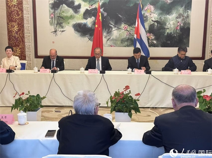 “紀念首批中國學(xué)生赴古巴留學(xué)暨中古開啟教育合作60周年座談會”在京舉辦。人民網(wǎng)記者 趙健攝