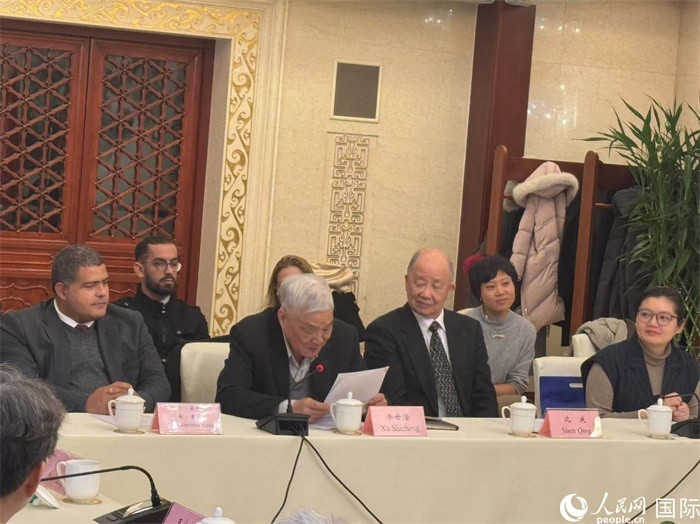 老一輩赴古留學(xué)生代表徐世澄在座談會上發(fā)言。人民網(wǎng)記者 趙健攝