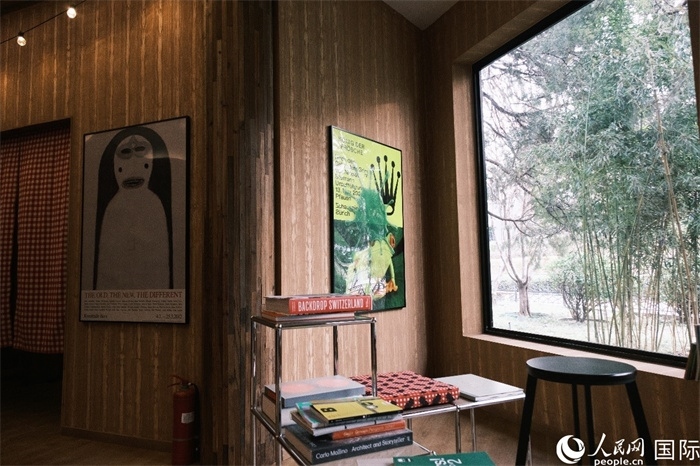 小木屋室內(nèi)一角體現(xiàn)出時尚簡約的瑞士元素。人民網(wǎng) 實(shí)習(xí)生黃睿攝