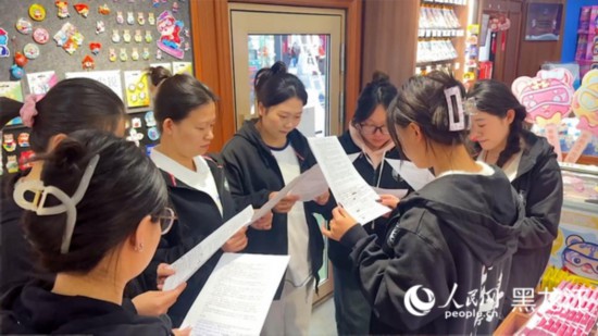 工會(huì)組織企業(yè)職工開展技能培訓(xùn)活動(dòng)。人民網(wǎng)記者 張哲鑫攝