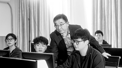 于濤教授對(duì)團(tuán)隊(duì)成員進(jìn)行技術(shù)指導(dǎo)。資料圖片