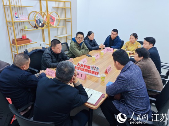 “紅興會(huì)客廳”，一場(chǎng)助企紓困協(xié)調(diào)會(huì)正在進(jìn)行。人民網(wǎng) 徐晨曦?cái)z