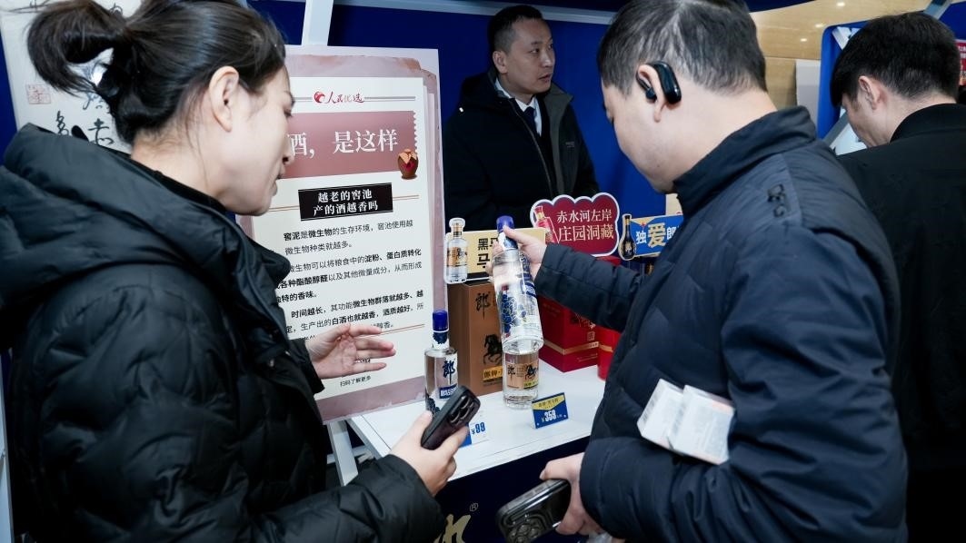 白酒展位負(fù)責(zé)人在為嘉賓介紹。張新攝