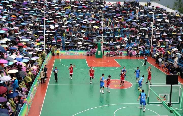 2024年5月1日，人們?cè)谫F州省黔東南苗族侗族自治州臺(tái)江縣臺(tái)盤(pán)鄉(xiāng)臺(tái)盤(pán)村觀看“村BA”球王爭(zhēng)霸賽。 新華社發(fā)（余天英 攝）