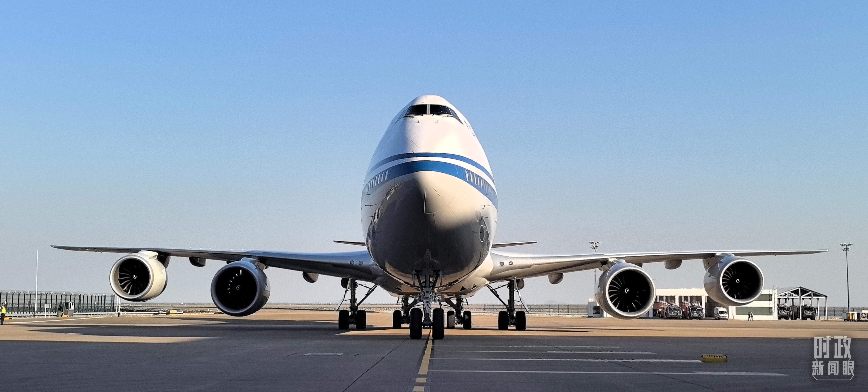 △習(xí)主席專機抵達(dá)澳門國際機場。（總臺央視記者王子杭拍攝）