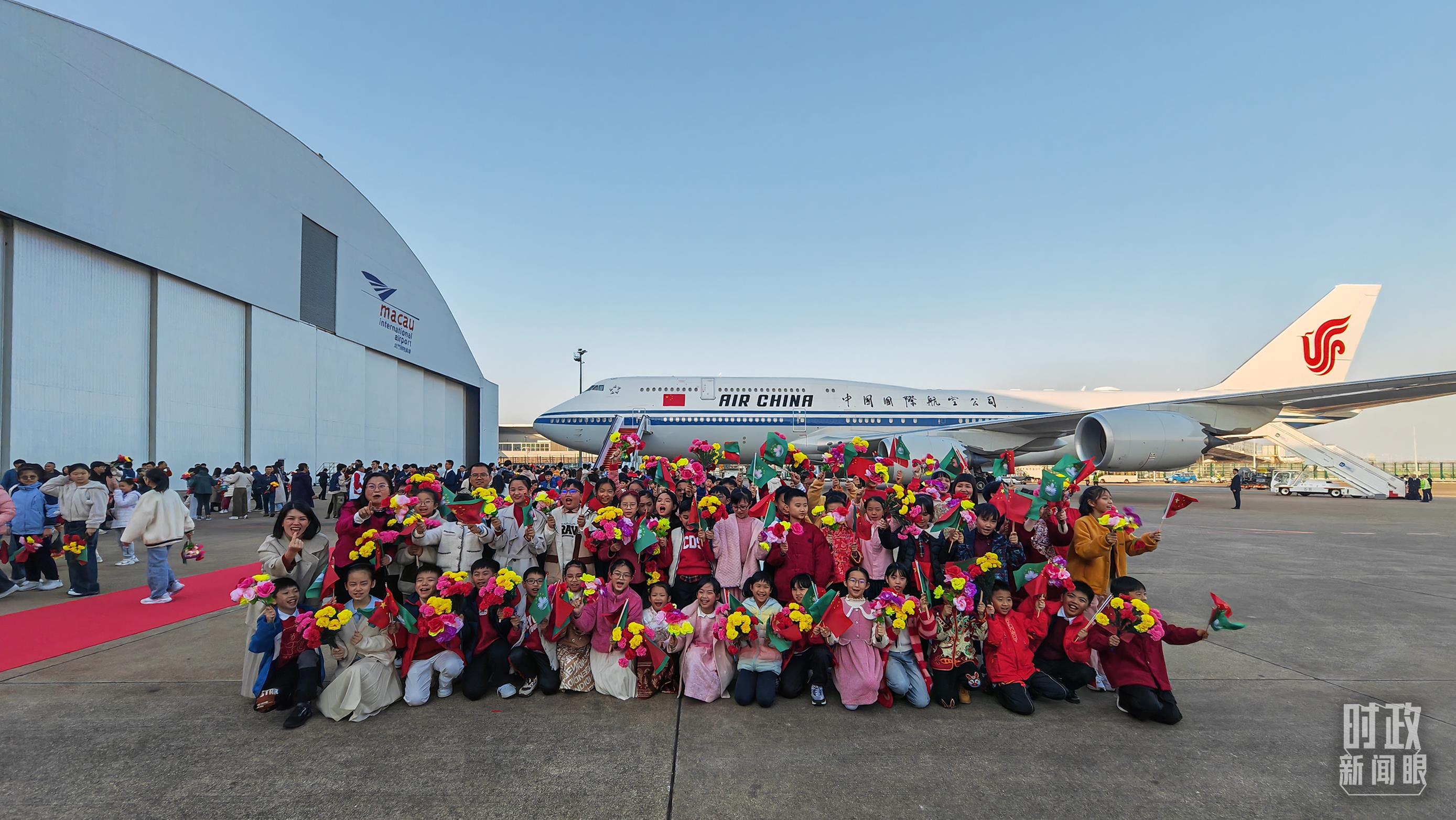 △歡迎儀式后，歡迎人群合影留念。（總臺央視記者劉琦拍攝）