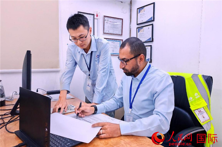 中外員工共同跟進(jìn)項(xiàng)目進(jìn)展。人民網(wǎng)記者 管克江攝