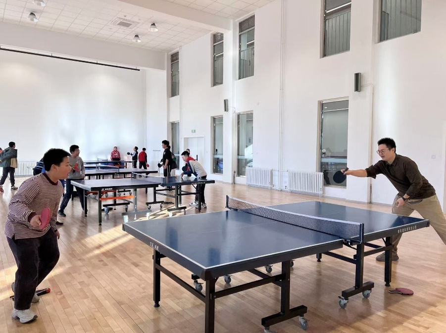 老師和學(xué)生在課間打乒乓球。人民網(wǎng) 白炅攝