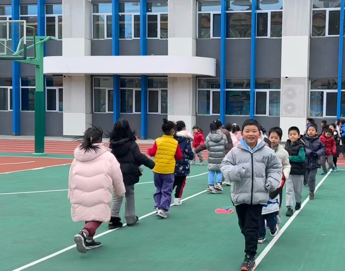 一年級的同學(xué)課間跑步 。學(xué)校供圖