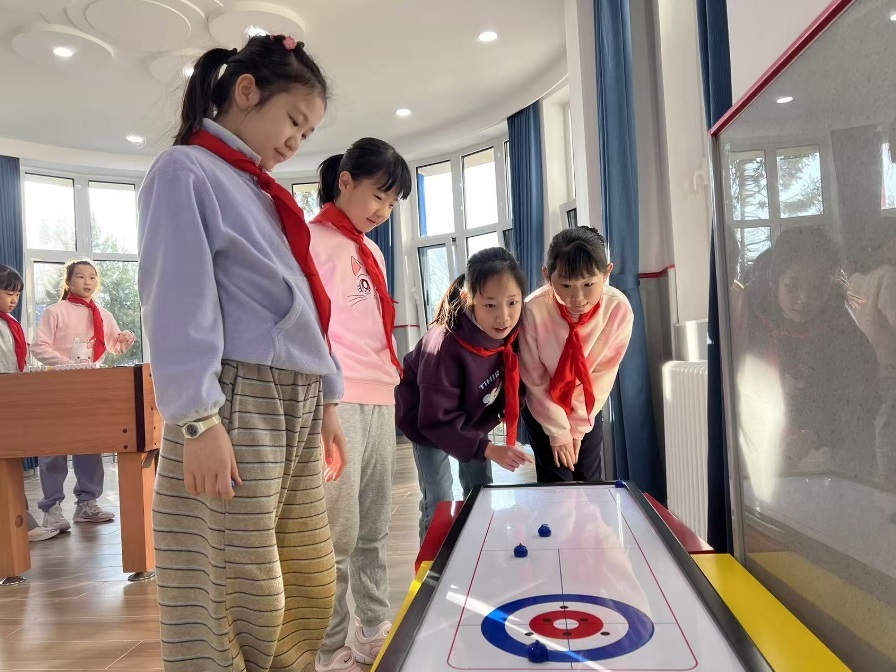 學(xué)生們在少先隊(duì)大廳進(jìn)行課間活動(dòng)。人民網(wǎng) 白炅攝