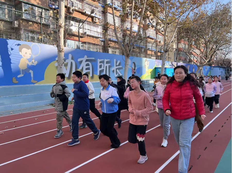 學(xué)生們在班主任陪同下跑步。人民網(wǎng) 白炅攝