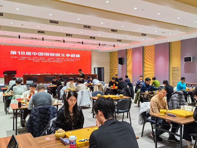 棋手在比賽中。人民網(wǎng)記者 李乃妍攝