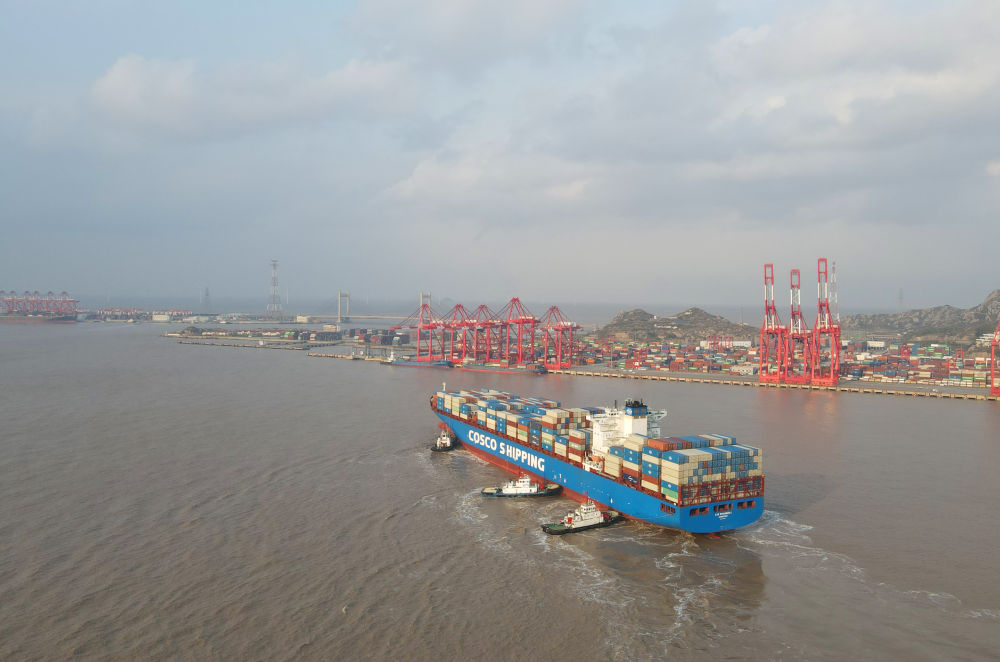 “新上?！陛喌诌_(dá)洋山港，這是自秘魯錢凱港開港后首個(gè)“錢凱—上?！闭胶酱危?024年12月18日攝，無(wú)人機(jī)照片）。新華社記者 方喆 攝