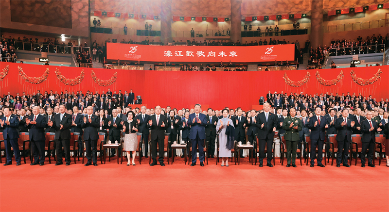 2024年12月19日晚，慶祝澳門回歸祖國(guó)25周年文藝晚會(huì)在澳門東亞運(yùn)動(dòng)會(huì)體育館舉行。中共中央總書(shū)記、國(guó)家主席、中央軍委主席習(xí)近平觀看演出。晚會(huì)最后，習(xí)近平同全場(chǎng)觀眾一起高唱《歌唱祖國(guó)》。 新華社記者 丁林/攝