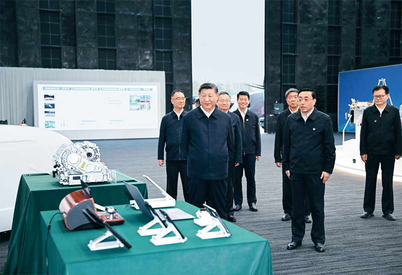 2024年10月17日至18日，中共中央總書(shū)記、國(guó)家主席、中央軍委主席習(xí)近平在安徽考察。這是17日下午，習(xí)近平在合肥濱湖科學(xué)城察看安徽省重大科技創(chuàng)新成果集中展示。 新華社記者 謝環(huán)馳/攝