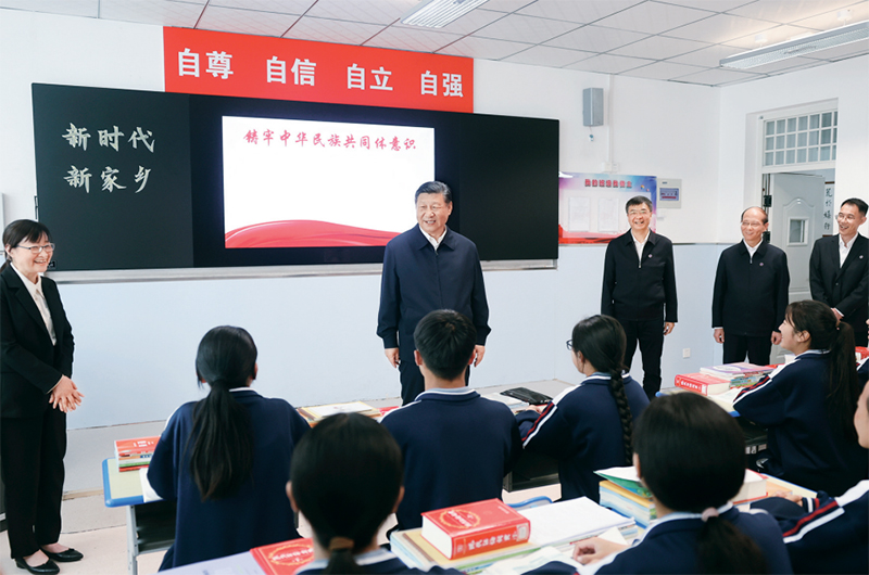2024年6月18日至19日，中共中央總書(shū)記、國(guó)家主席、中央軍委主席習(xí)近平在青?？疾?。這是18日下午，習(xí)近平在果洛西寧民族中學(xué)高一（1）班觀摩“新時(shí)代、新家鄉(xiāng)”主題思政課。 新華社記者 鞠鵬/攝