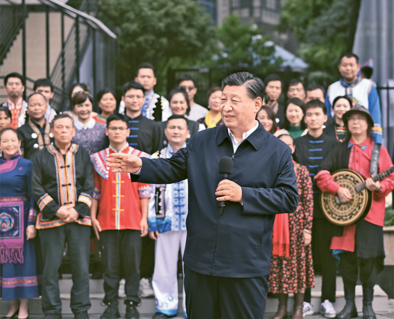 2023年12月14日至15日，中共中央總書(shū)記、國(guó)家主席、中央軍委主席習(xí)近平在廣西考察。這是14日上午，習(xí)近平在南寧市良慶區(qū)蟠龍社區(qū)考察時(shí)，同社區(qū)各族群眾親切交流。 新華社記者 燕雁/攝