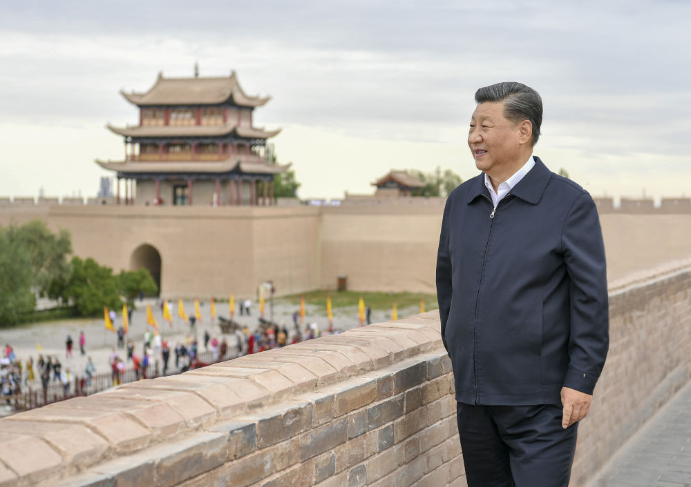 2019年8月20日上午，習(xí)近平總書記來到嘉峪關(guān)關(guān)城，登上城樓察看關(guān)城整體面貌，聽取河西走廊長城、關(guān)隘歷史文化情況介紹。新華社記者 謝環(huán)馳 攝