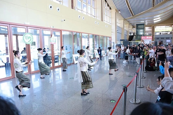 演員在中老鐵路瑯勃拉邦車站表演節(jié)目。蓬屏攝