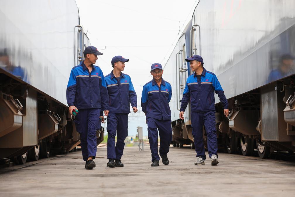 2024年9月9日，來(lái)自中國(guó)、老撾的師徒4人在中老鐵路萬(wàn)象運(yùn)營(yíng)管理中心的機(jī)車檢修庫(kù)內(nèi)。新華社發(fā)（楊永全攝）