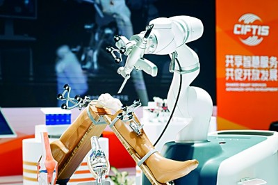 2024年中國國際服務貿易交易會上展出的人工智能骨科手術機器人。新華社發(fā)