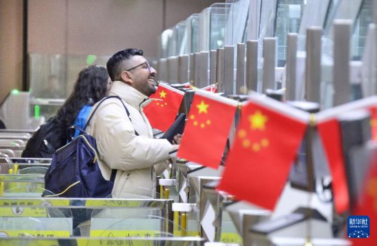 1月2日，國外旅客通過大興機(jī)場邊檢站入境。新華社記者 李欣 攝