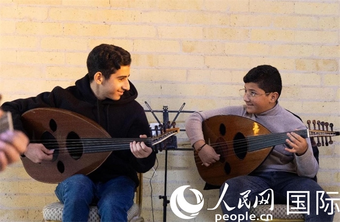 兩名年輕的烏德琴學(xué)員。人民網(wǎng) 伊納斯·易卜拉欣攝