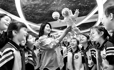 河北省邯鄲市邯山區(qū)實(shí)驗(yàn)小學(xué)老師向?qū)W生們介紹航空航天知識(shí)。郝群英攝/光明圖片