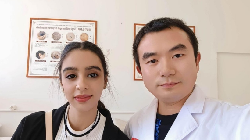 康復(fù)后的阿斯瑪與中國醫(yī)生梁敏。中國援阿爾及利亞醫(yī)療隊供圖