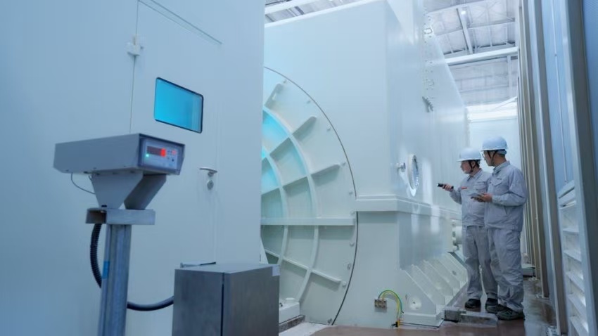 工作人員檢查300兆瓦壓氣儲能示范工程發(fā)電機。受訪者供圖