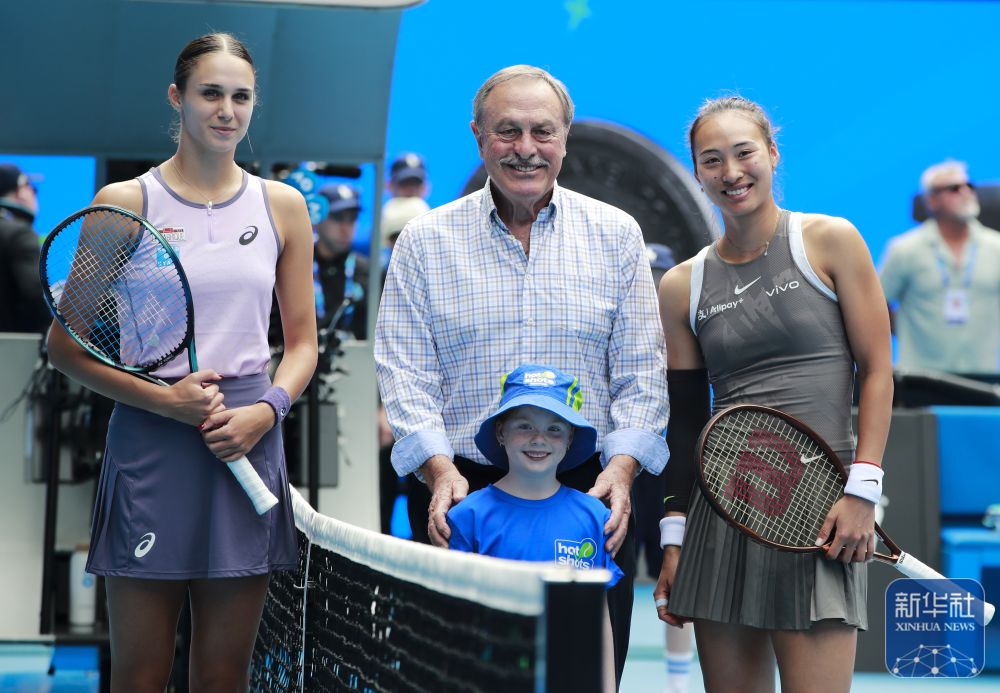 ↑鄭欽文（右）、托多尼（左）在比賽前與澳大利亞網(wǎng)球名將約翰·紐康姆合影。新華社記者 馬平 攝
