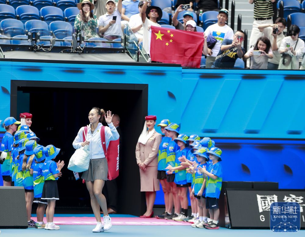 ↑鄭欽文在比賽前入場(chǎng)。新華社記者 馬平 攝