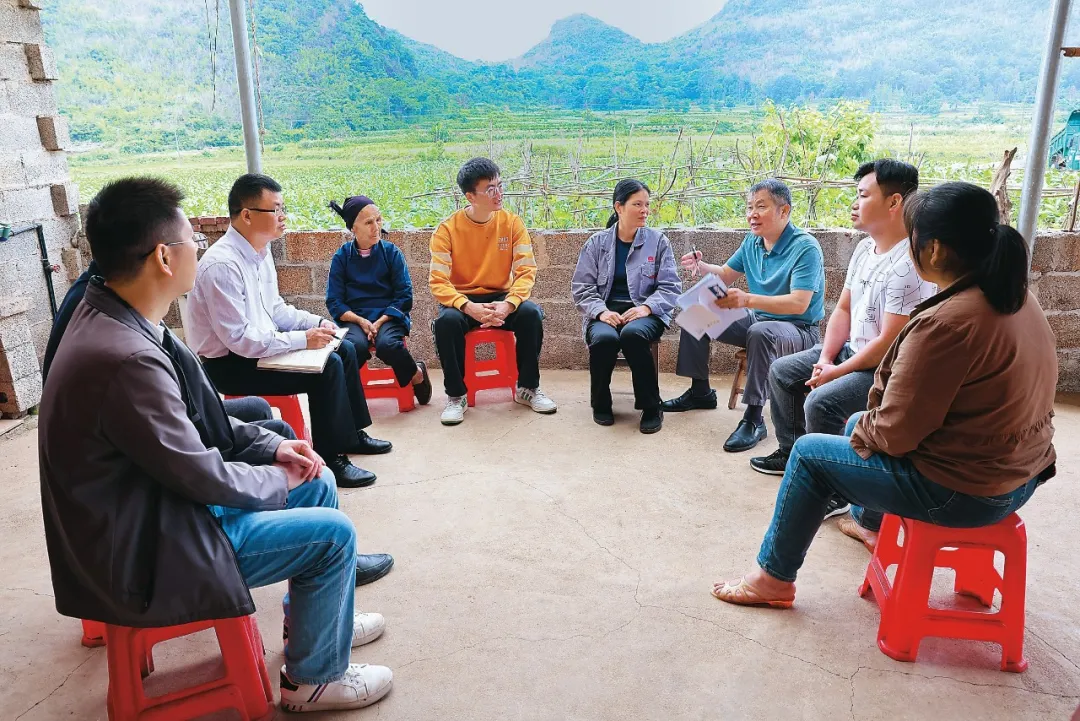 △法學(xué)會(huì)法律咨詢(xún)專(zhuān)家等入戶(hù)走訪(fǎng)、調(diào)解糾紛。