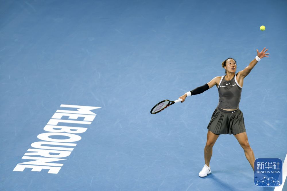 ↑鄭欽文在比賽中發(fā)球。新華社記者 馬平 攝