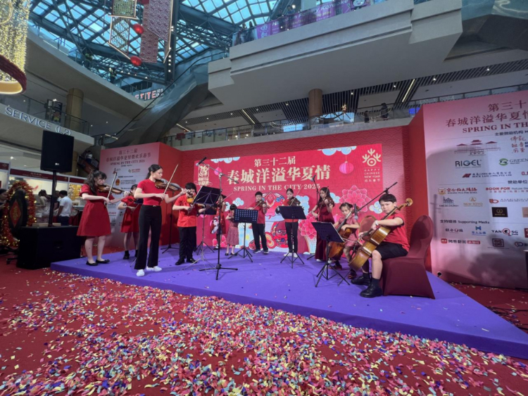 來自中國和新加坡的藝術(shù)團(tuán)體聯(lián)袂表演了歌舞、器樂、武術(shù)、雜技等多種形式的文藝節(jié)目?；顒又鬓k方供圖