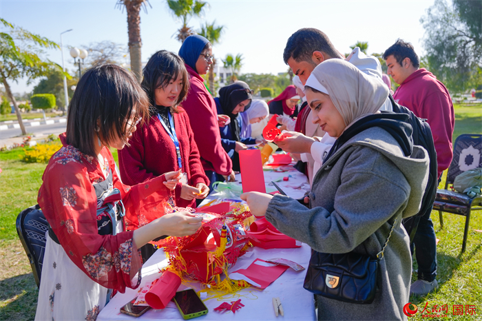 學(xué)生們踴躍參與中國(guó)文化體驗(yàn)活動(dòng)。人民網(wǎng) 塔里克·易卜拉欣攝