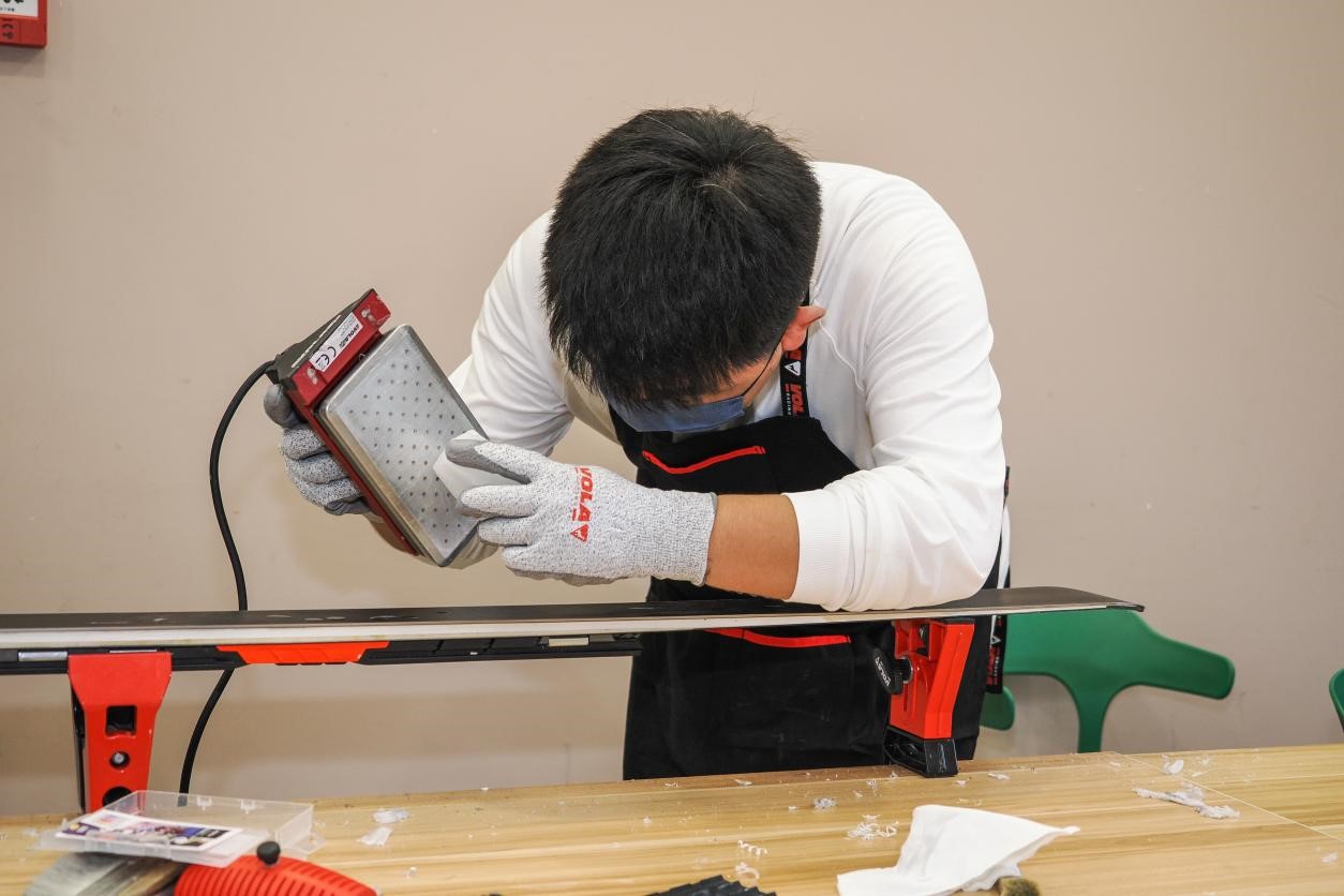 米嘉軒正在給雪板打蠟。受訪者供圖