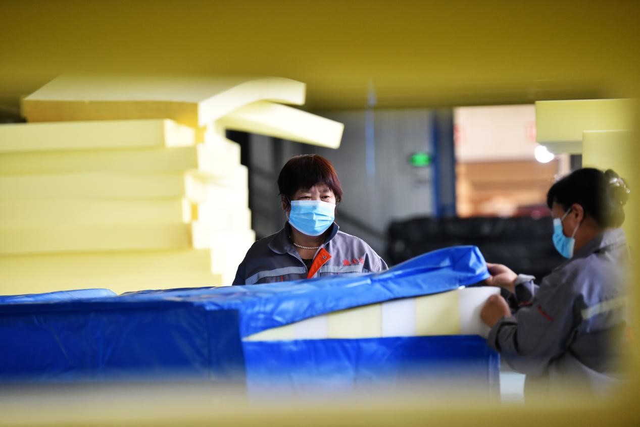 定州市某公司生產(chǎn)的短道速滑防護(hù)墊、速度滑冰防護(hù)墊、雪上防護(hù)墊等產(chǎn)品。白永民攝