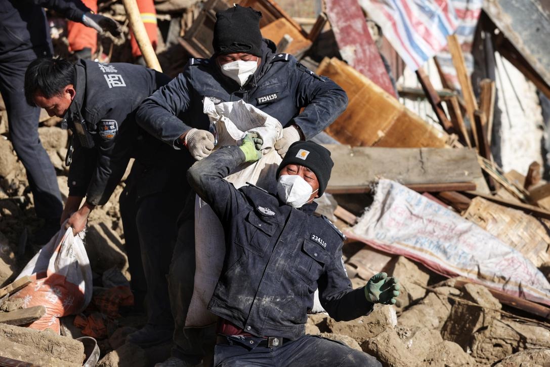 1月9日，定日縣長所鄉(xiāng)古榮村，日喀則市公安局民警協(xié)助受災(zāi)群眾清理廢墟。 環(huán)球時報記者 崔萌攝